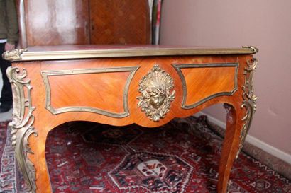 Bureau plat en bois de placage et bronze,...