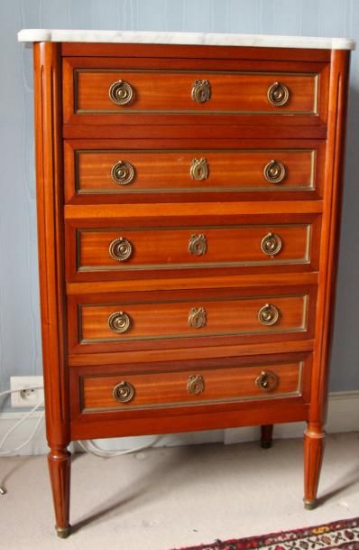 Chiffonier ton acajou, plateau marbre, ouvrant...