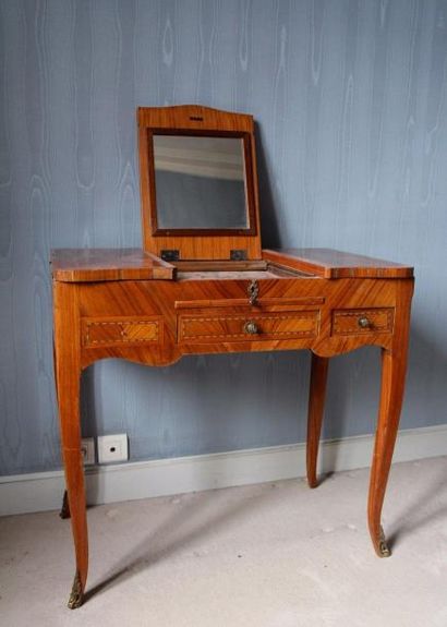 Coiffeuse en bois de placage

Style Louis...