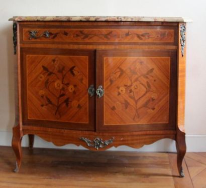 Commode en bois de placage marqueté de fleurs...