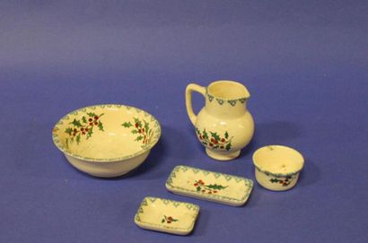Petit nécessaire de toilette en faïence émaillée...