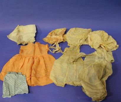 Vêtements et bonnets d'enfant en dentell...