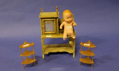 Deux étagères d'angle, une étagère en bois...