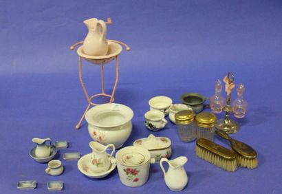 Lot d'objets miniatures : brosses, éléments...
