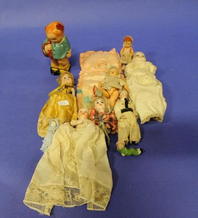 Lot d'objets miniatures : brosses, éléments...