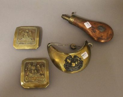 Lot : poire à poudre, deux plaques de gardes...