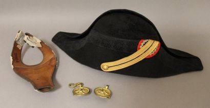Bicorne et ceinturon de Polytechnicien.

Dans...