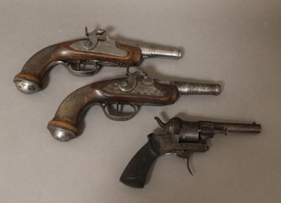 Paire de pistolets de voyage à silex transformée...