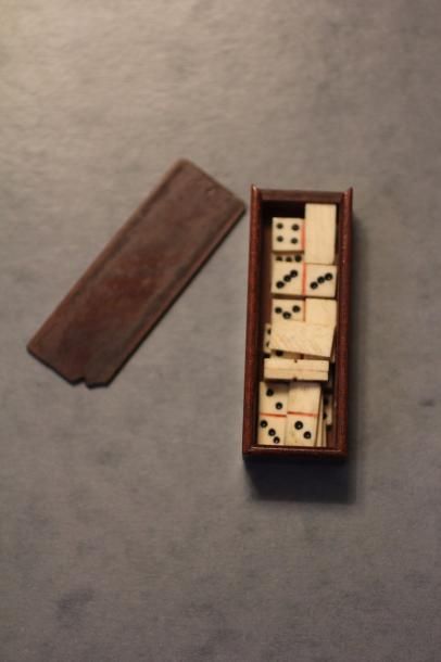Un jeu de dominos miniatures en os