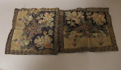 Deux petites broderies à décor d'oiseaux,...