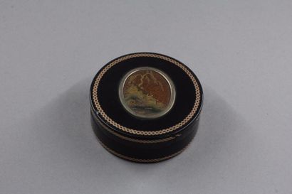 Boite ronde en écaille brune ornée d’un médaillon...
