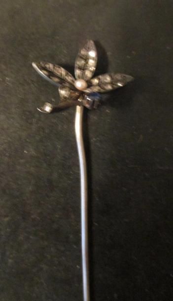 Epingle à chapeau en argent ornée d'un motif...