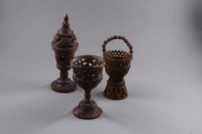 Trois petits objets en buis à décor ajouré:...