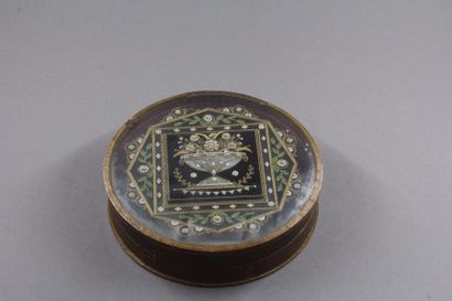 Boite ronde en verre et papier à décor en...