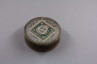 Boite ronde en verre et papier à décor en...