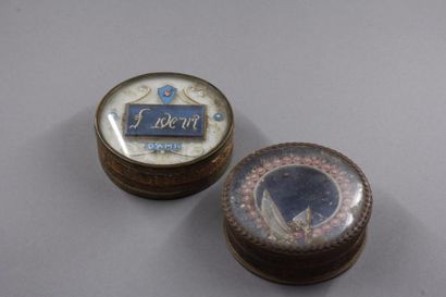 Boite ronde en verre et papier à décor en...