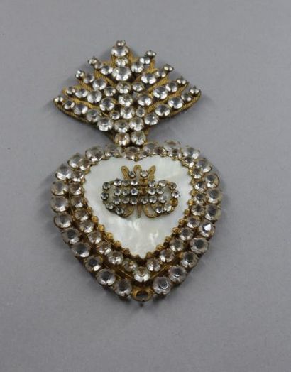 Pendentif en nacre en forme de coeur orné...