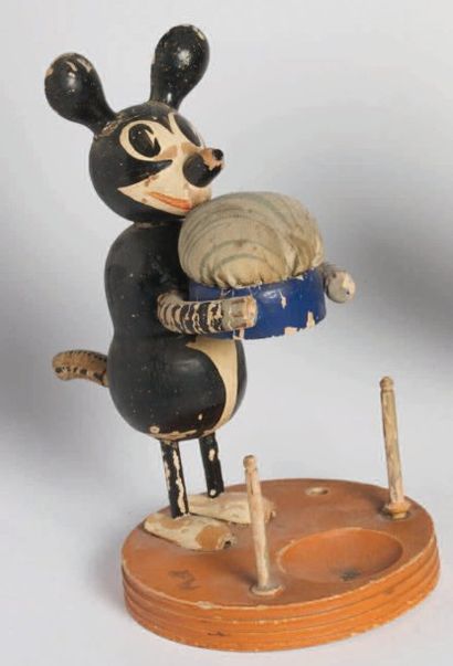 MICKEY MOUSE Figurine en bois peint représentant...