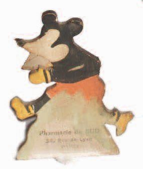 MICKEY MOUSE Figurine en bois peint représentant...