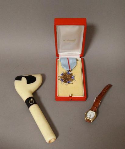 Médaille, montre, pommeau de canne en forme...
