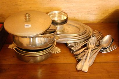 Lot de couverts en métal argenté et platerie...