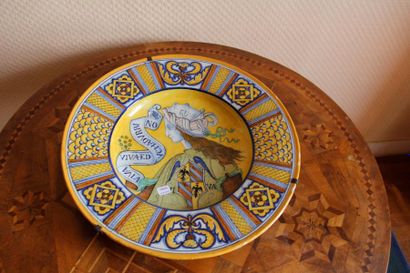 Plat creux en faïence polychrome d'en le...