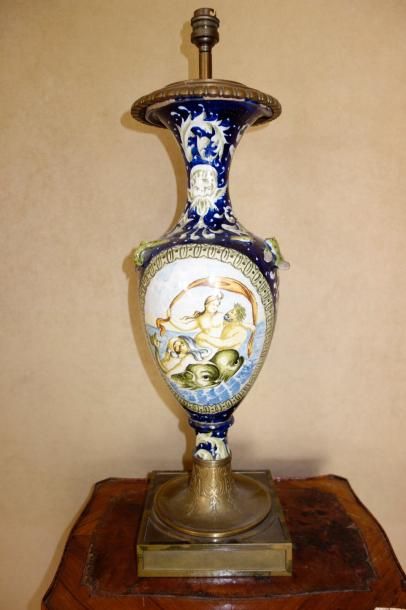 Pied de lampe en faïence à décor de Dieux...