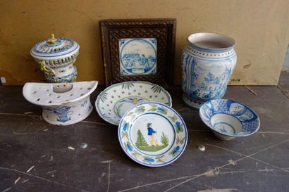 Lot de vases, assiettes, bouquetière, carreau...
