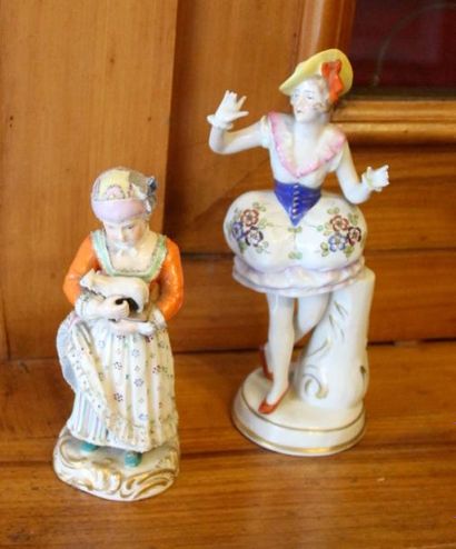 Deux statuettes en porcelaine 