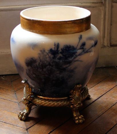 Cache pot en porcelaine blanc bleu et doré...