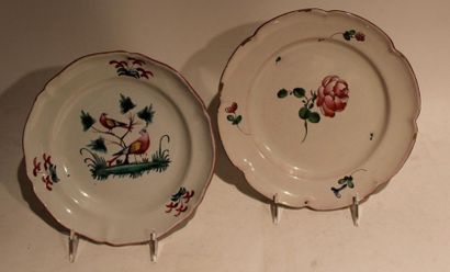 EST deux assiettes en faïence à décor d'oiseaux...