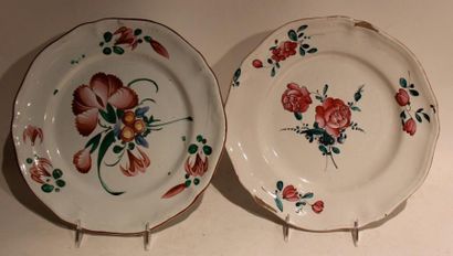 EST deux assiettes en faïence à décor d'oiseaux...