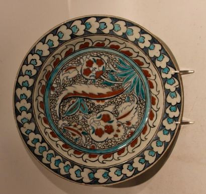 Plat rond en faïence à décor dans le goût...
