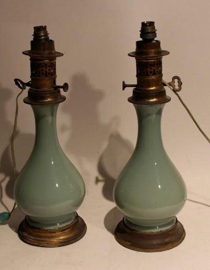 Paire de lampe à pétrole en porcelaine céladon

H...