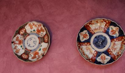 Quatre assiettes en porcelaine décor Imari....