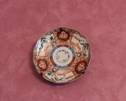 Quatre assiettes en porcelaine décor Imari....