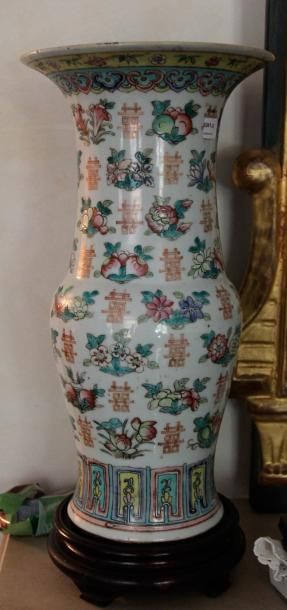Deux vases en porcelaine à décor polychrome...