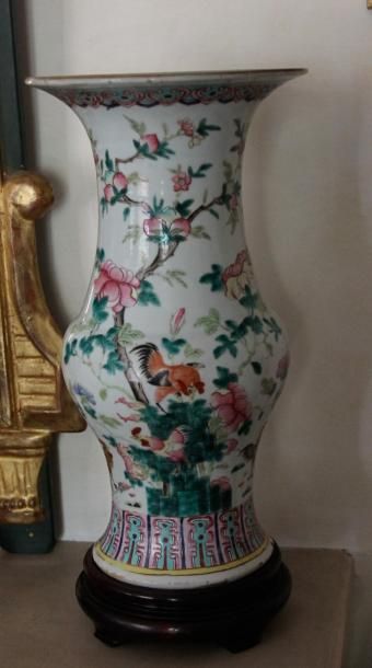 Deux vases en porcelaine à décor polychrome...
