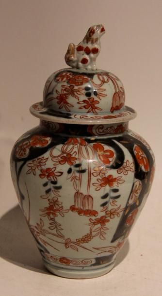 Petit pot couvert en porcelaine décor Imari

H...