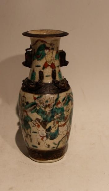 Nankin vase en porcelaine à décor polychrome...