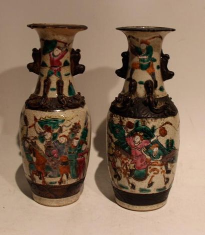 Deux Vase Nankin en porcelaine à décor polychrome...