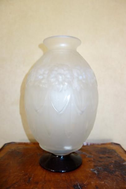 VERGAIS

Vase en verre moulé blanc à décor...