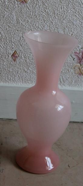Vase en opaline rose, lampe et brûle parfum...