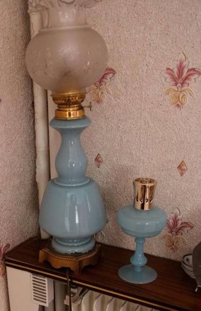 Vase en opaline rose, lampe et brûle parfum...
