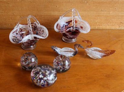 Lot en verre : paire de panier, cygnes, boules...