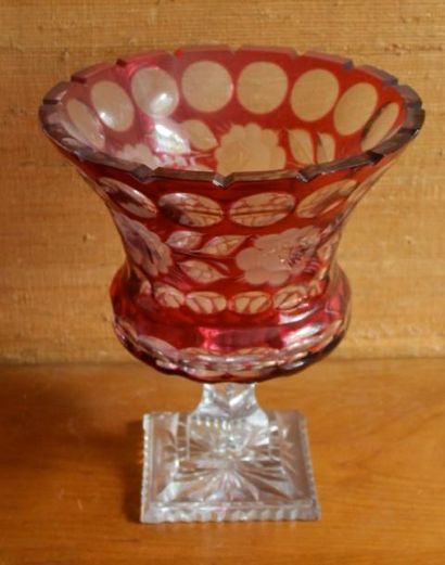 Vase sur piédouche en cristal taillé blanc...