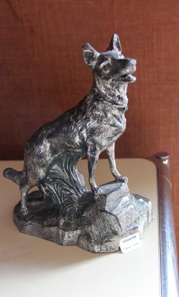 Sculpture en régule représentant un chien

H...