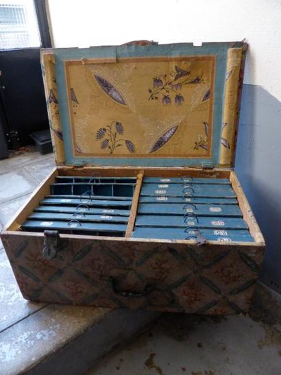 Coffret à passementerie à décor de papier...