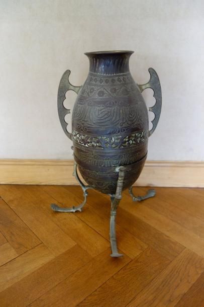 Vase amphore à deux anses en métal repoussé...