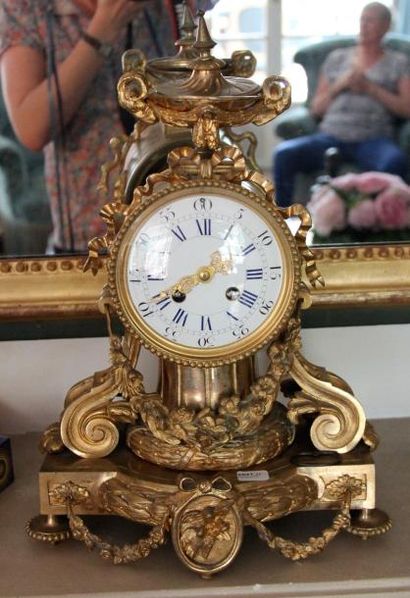 Pendule en bonze doré de style Louis XVI

H...